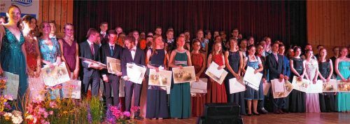 Jetzt können die jungen Menschen das Gymnasium Wasserburg verlassen und in die Welt hinaus drängen.