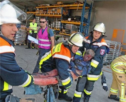 Jetzt zählt jede Sekunde: Ein Verletzter muss schnellstmöglich abtransportiert und in die Klinik gebracht werden.