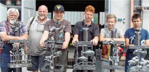 Johann Reif und Michael Ertlmeier (von links) zeigen Schülern das Handwerk des Schmieds.Foto RE