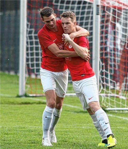 Jubel um Matthias Haas: Der vierfache Torschütze (rechts) wird von Maxi Höhensteiger beglückwünscht.