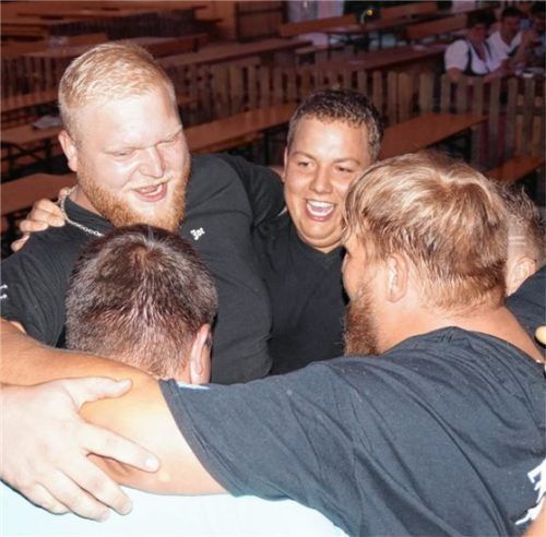 Jubelnd fielen sich die „Zuchtstian“ nach ihrem Sieg im Finale des Seilziagns in die starken Arme.Fotos  Grundner