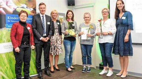 Jutta Moschner, Teamleiterin Stiftung Haus der kleinen Forscher, Dr. Thomas Kürn, Bereichsleiter Berufliche Bildung bei der IHK für München und Oberbayern, Staatssekretärin Carolina Trautner (von links) und IHK-Vizepräsidentin Kathrin Wickenhäuser-Egger (ganz rechts) gratulierten den pädagogischen Fachkräften vom Audorfer Kindernest Elfi Pfisterer Zweite von rechts), Daniela Huber und Christin Crusius (Vierte von links) zur Zertifizierung als „Haus der kleinen Forscher“. Foto obias Hase / IHK