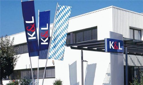 K&L-Fahnen wehen vor der Weilheimer Zentrale des Modehauses. Möglicherweise bald auch mit dem Logo der Schmid-Gruppe. Foto re