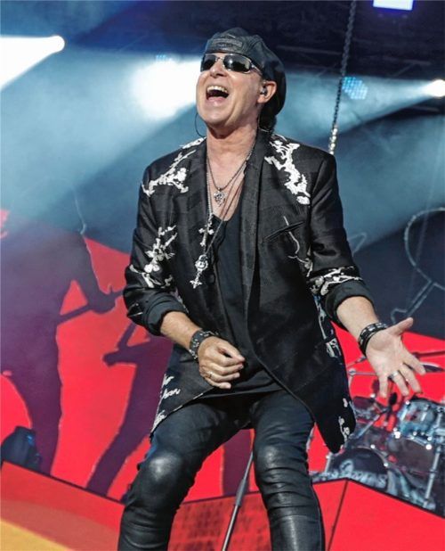 Kann auch virtuos Luftgitarre: Scorpions-Sänger Klaus Meine. Foto Hahn