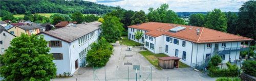 In der alten Grundschule (links) sollen nach der Renovierung neue Krippen- und Kindergartenplätze zur Verfügung stehen. 132 Plätze gibt es im Kinderhaus St. Antonius (rechts). Foto Wimmer