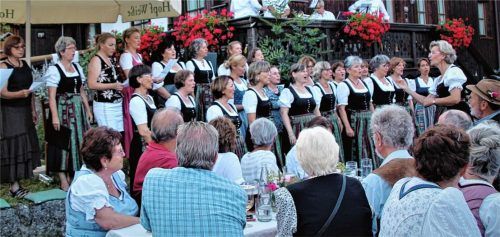 Klar und rein in Alt und Sopran vollzog der Frauenchor hier mit aktiven und ehemaligen Chorsängerinnen eine musikalische Sommerreise. Fotos  Strim