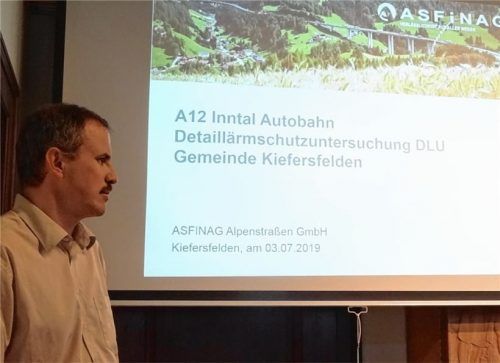 Klaus Gspan von der ASFiNAG erläutert die Details der Lärmschutzuntersuchung, die zeigt: Die Grenzwerte werden auf deutscher Seite nicht überschritten.Foto Hoffmann