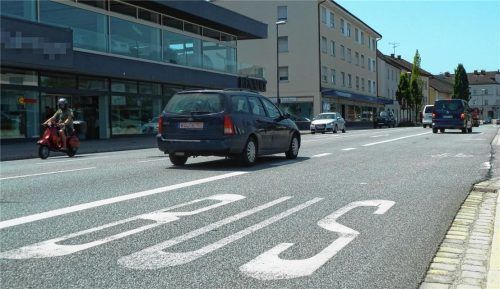 Klingt kurios, soll aber wirken: Damit die Busse von Stephanskirchen schneller nach Rosenheim kommen, soll die Busspur in der Innstraße wegfallen. Dazu gibt es erstmal einen einjährigen Probebetrieb ab Herbst. Foto Aerzbäck