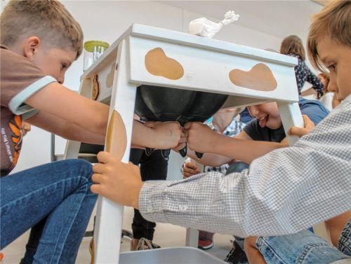 Kommt was? An einem Tisch durften sich die Schüler beim Melken probieren.Foto Heinz