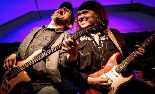 Kommt wieder: Der niederländische Gitarrenvirtuose Julian Sas (rechts) tritt am Freitag, 13. September, auf. Foto re