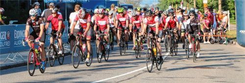 Kräftig in die Pedale getreten: Insgesamt 1265 Teilnehmer nahmen an der Rosenheim-Rundfahrt mit Radmarathon teil, einer der größten Sportveranstaltungen in der Region.Foto  re