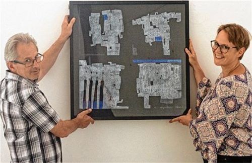Kunstvereinsvorsitzende Martina Thalmayr (rechts) und ihr Stellvertreter Wilhelm Zimmer mit dem Gewinner-Werk 2018, einem Farbholzschnitt von Ludwig Gruber mit dem Titel „MorgenTräume“. Foto re