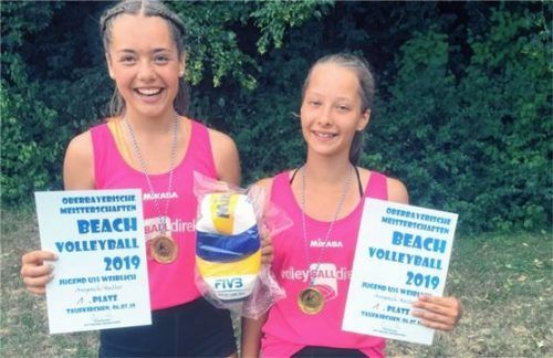 Lana Anspach (rechts) und Anni Heßler holten sich den oberbayerischen Meistertitel im Beachvolleyball.