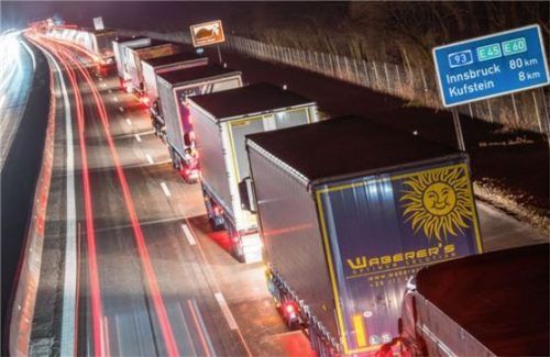 Lastwagen stehen auf der Autobahn A93 kurz vor der österreichischen Grenze im Stau. Österreich will den Lkw-Transit durch Tirol weiter empfindlich einschränken. Foto dpa