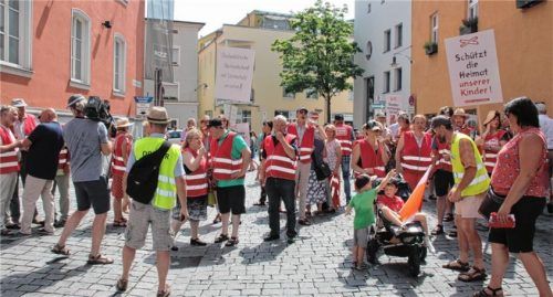 Lautstarke Mahnwache: Vor dem Ballhaus protestierten gestern Trassen-Gegner gegen die Pläne von Deutscher Bahn und Bund in puncto Brennerzulauf.Foto Reisner