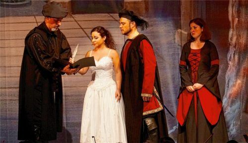 Lucia (Dilay Girgin) unterschreibt widerwillig unter den Augen von Raimondo (Sylvain Muster, links), Enrico (Nejat Isik Belen) und Alisa (Melis Cirpici) den Hochzeitsvertrag mit dem ungeliebten Arturo. Foto Kirchner