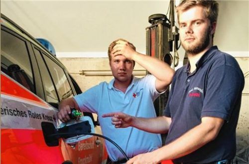 Manuel Böhm (links) und BRK-Bereitschaftsleiter Maximilian Weiß zapfen das Wasser wieder aus dem Tank des BRK-Einsatzfahrzeugs.Foto  Neuwirth