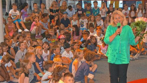 Manuela Strobl verabschiedete sich von „ihrer“ Kolbermoorer Schule – mit einigen Tränchen. Fotos Ruprecht/Riediger