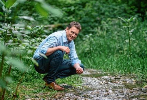 Martin Abfalter und seine St.Leonhardsquelle wären von einer Stephanskirchener Trasse des Brenner Nordzulaufs massiv betroffen. Foto re