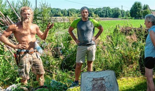 Martin Solleder (links) erklärt, wie er durch die Erfahrungen mit seinem eigenen Selbstversorger-Garten auf die Idee zum Gemeinschaftsprojekt „Lebensgarten Barfuß“ kam.