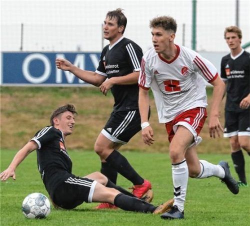 Mehrings Pascal Linhart schüttelt hier gleich mehrere Inzeller (von links Emmeran Gehmacher, Hubert Hirschbichler und Christian Lang) ab.Foto Zucker
