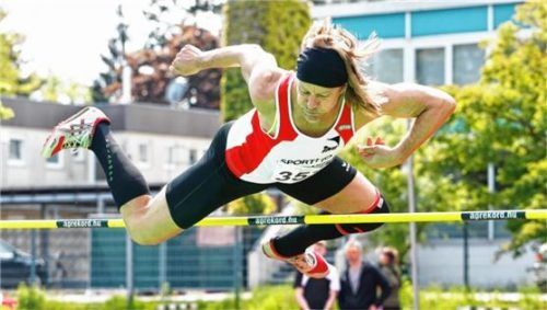 Michael Pagels vom TSV 1860 Rosenheim wurde deutscher Meister im Dreisprung der Männer M60 und gewann Bronze im Hochsprung. Foto  Stuffer