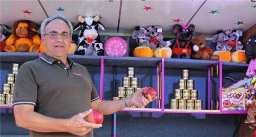 Mike Kollmann greift selbst zum Ball in seinem Traditionsbüchsenstand auf dem Volksfest. Foto Leder