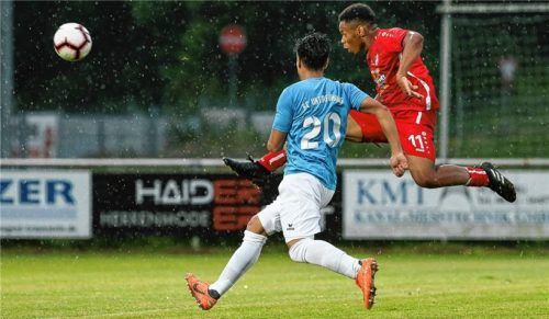 Mike Opara trifft hier akrobatisch zum ersten Traunsteiner Saisontor.Foto Weitz