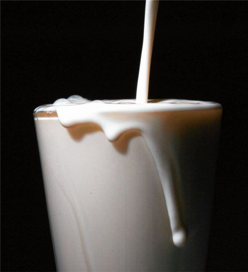 Milch gehört zu den meistverbrauchten Lebensmitteln in Deutschland. Jetzt beteiligt sich Deutschlands drittgrößte Molkerei, Hochwald, die nach eigenen Angaben einen überdurchschnittlichen Milchpreis zahlt, an der Molkerei Almil. Beide sind am Standort Weiding im Kreis Mühldorf aktiv.Foto  dpa