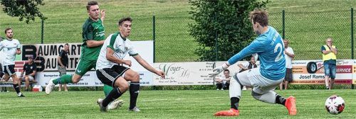Mit diesem Schuss brachte Felix Wieser die SG Reichertsheim-Ramsau/Gars im Heimspiel gegen den TSV Ebersberg mit 2:1 in Führung.Foto Wimmer