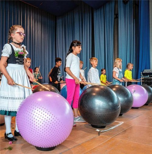 Mit einem außergewöhnlichen Trommelwirbel auf bunten Gymnastikbällen eröffneten die Grundschüler den Festakt zum Jubiläum.Foto Nitzsche