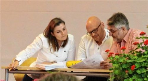 Mit einem Sketch zeigten die Lehrer Theresa Isenberg, Markus Freund und Michael Knieb (von links), dass der Abschluss nicht nur Schüler, sondern auch Pädagogen stresst. Foto red