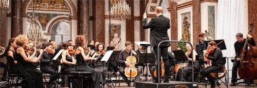 Mit elegant-disziplinierten Gesten führte Rüdiger Lotter die Musiker durch Beethovens 3. Sinfonie. Foto Claßen