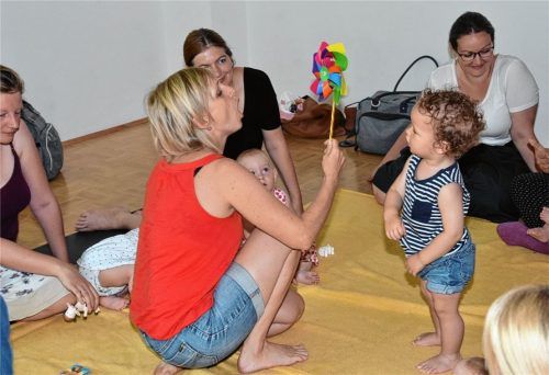 Mit viel Kreativität beim Babyzeichensprache-Kurs im Geburtshaus: Kursleiterin Heidi Ruppert spielt mit einem Windrad. Die Babys und Kleinkinder schauen ihr fasziniert zu. Fotos Schlecker