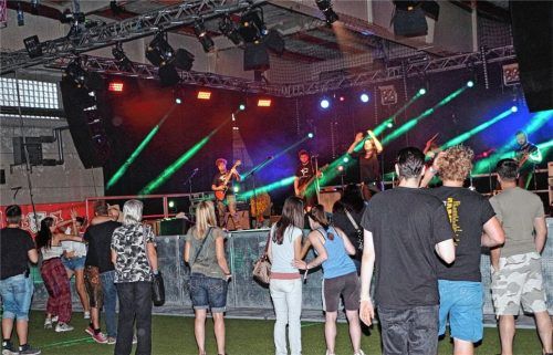 Musikalisch ging es beim „Indiebase“-Festival bereits am Freitagabend los. Der Platz vor der Bühne füllte sich nach und nach. Fotos  Stache