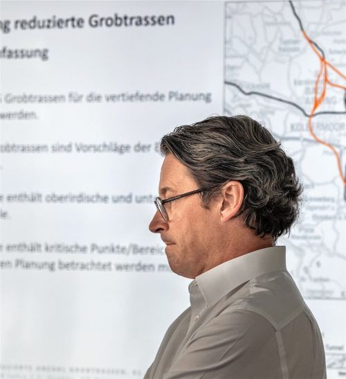 Musste sich auch kritische Worte gefallen lassen: Verkehrsminister Andreas Scheuer bei der Pressekonferenz der Deutschen Bahn zu den Vorschlägen für die fünf möglichen Trassenverläufe des Brenner-Nordzulaufs.Foto dpa