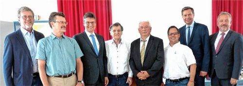 Nach den Wahlen des neuen UdV-Kreisverbands (von links): Landtagsabgeordneter Marcel Huber, Karl-Heinz Stocker (Vorstandsmitglied), Maximilian Heimerl (Stellvertretender Vorsitzender), Andreas Orendi vom Bezirksverband Oberbayern, Georg Ledig (Vorsitzender), Heinz Fray (Stellvertretender Vorsitzender), Bundestagsabgeordneter Stephan Mayer und Vertriebenenpräsident Bernd Fabritius.Foto  Fischer