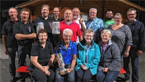 Nach der Siegerehrung: Strahlende Ortsmeister sind die Feuerwehr Zeiling (links) und der Soize Stammtisch (rechts) mit Bürgermeister Jakob Bichlmaier und Abteilungsleiterin Andrea Zahner, vorne die Faschingsrunde.Foto  fill