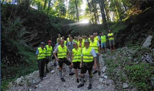 Nicht auffallen, ist nicht möglich: Gute Laune und gelbe Westen hatte die Radlgruppe bei der Tour zu den vergessenen Orten in Rohrdorf im Gepäck. Foto re