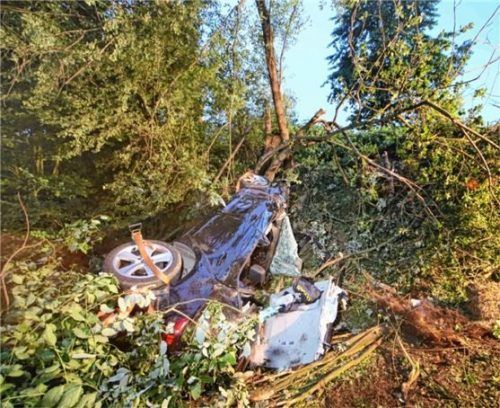 Nicht leicht zu finden war das verunglückte Fahrzeug, das zunächst über eine Wiese schlitterte und dann an einem Abhang zum Stehen kam. Foto fib/eß