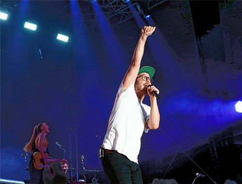 Nicht nur der im Licht: Mark Forster begeisterte die 8500 Zuhörer im Tüßlinger Schlosspark. Seine zehn Musiker – im Bild Anna Guder mit der Gitarre – standen ihm nicht nach.Foto  Stuffer