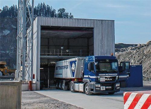 Nur noch acht statt 800 Kilometer Fahrt bis zum Zielort: Einfüllen von Klärschlamm in den Lagerbunker am Zementwerk in Rohrdorf.Foto thomae