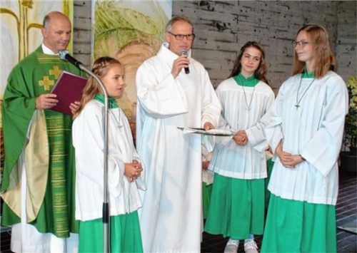 Pater Walter Kirchmann mit der neuen Ministrantin Valentina Irgmeier, Gemeindereferent Michael Wagner, Leonie Pelz, die ebenfalls neu im Altardienst ist, und Oberministrantin Jenny Hundhamer (von links). Foto  Ertelt