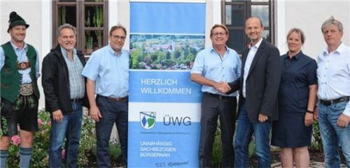 Per Handschlag besiegelt: die Aufnahme der ÜWG Edling in den Kreisverband in Anwesenheit von (von links) Sepp Krieger, Marco Fendler, Sepp Irl, Dieter Kannengießer, Wolfgang Baumann, Nicole Bauer-Schäfer und Günther Weiß. Foto re