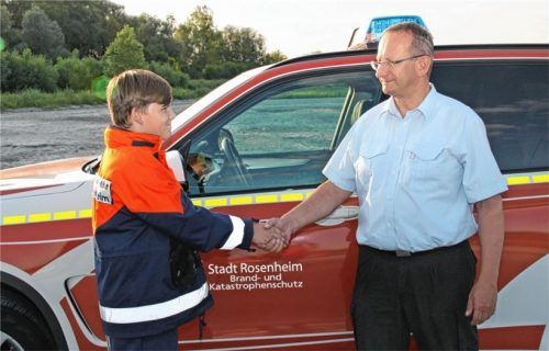 Per Handschlag wurde Alexander Wehrle von Stadtbrandrat Hans Meyrl jetzt in die Jugendfeuerwehr aufgenommen.Fotos Binder