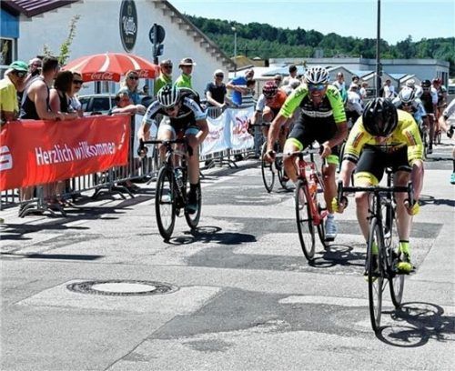 Peter Maier (rechts) wird Zweiter in Ochsenhausen.