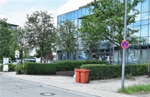 Platz für Mülltonnen, nicht für Autos: Hier, in der Oberaustraße in Rosenheim, darf nicht geparkt werden.Foto schlecker