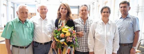Pro Arbeit ist gewissermaßen ihr drittes Kind: Seit 20 Jahren führt Claudia Georgii (Dritte von links) die Geschäfte des Vereins. Zu diesem Jubiläum gratulierten ihr (von links) Erich Schlarb, Jürgen Krause, Harald Neu, Johanna Mathäser und Hans Holzmeier. Foto re