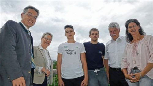Projektleiter, Paten und Jugendliche strahlen. Landtagsabgeordneter Otto Lederer, Marita Stengel, Ardian Bajraj, Pirmin Welz, Ulli Nowak und Sylvia Schütz (von links).Foto Stache