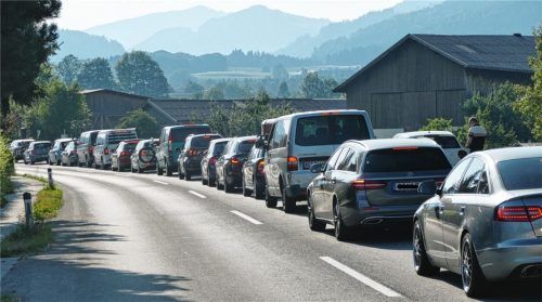 Recht lange Staus produziert die Dosierampel an der B175, von der Inntalautobahn A93, Abfahrt Oberaudorf kommend, am Ortseingang von Niederndorf (Österreich).Fotos Hoffmann